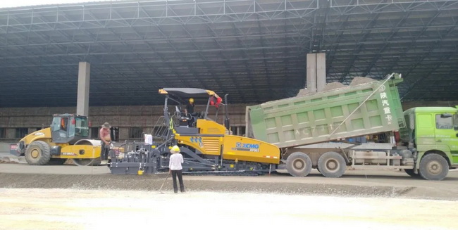 徐工RP903攤鋪機攜手XS262J壓路機助力貴州當地重點(diǎn)道路建設