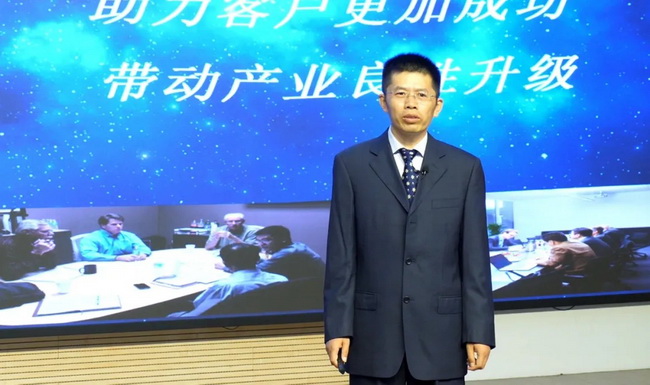 徐工鏟運機械事業(yè)部第一研究所所長(cháng)張永勝對產(chǎn)品性能進(jìn)行了詳細解讀