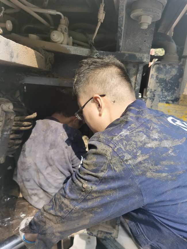 徐工鏟運服務(wù)人員連夜為客戶(hù)修車(chē)