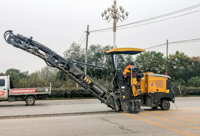 徐工XM503K銑刨機助力河南南陽(yáng)234國道路面開(kāi)槽