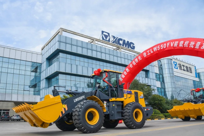 徐工LW550FV裝載機批量發(fā)車(chē)儀式