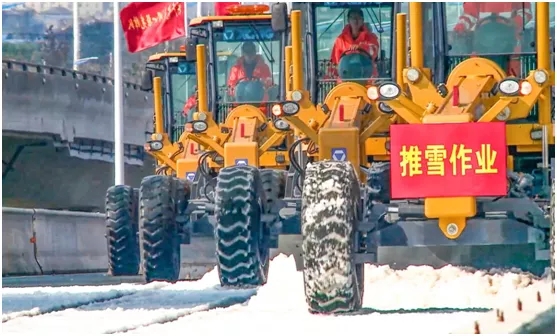 徐工GR1653平地機在泰州分會(huì )場(chǎng)分別開(kāi)展干線(xiàn)公路除雪除冰