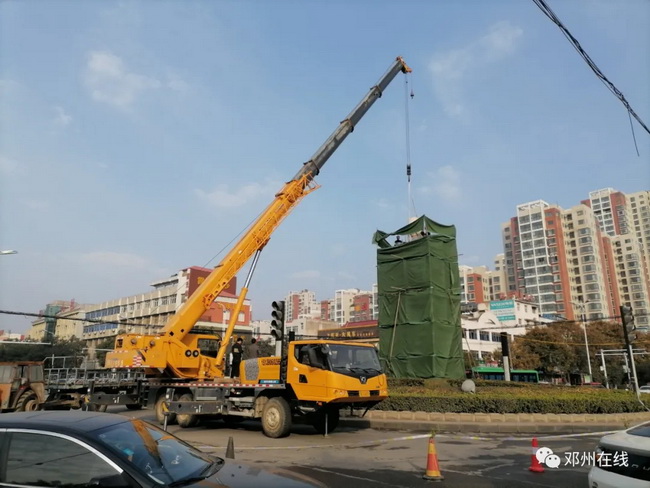 徐工吊車(chē)助力鄧州大東關(guān)范仲淹像順利搬遷