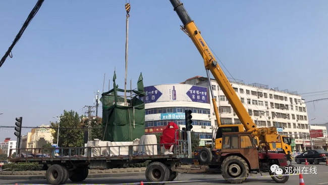 徐工吊車(chē)助力鄧州大東關(guān)范仲淹像順利搬遷