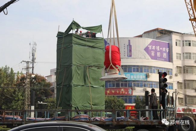 徐工吊車(chē)助力鄧州大東關(guān)范仲淹像順利搬遷