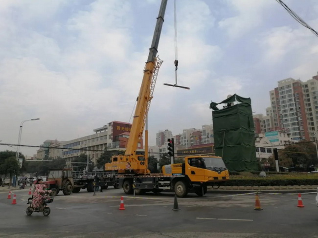 徐工吊車(chē)助力鄧州大東關(guān)范仲淹像順利搬遷