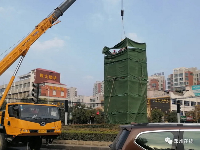 徐工吊車(chē)助力鄧州大東關(guān)范仲淹像順利搬遷