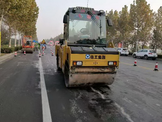 徐工系列輕型壓路機等筑養路設備受到現場(chǎng)與會(huì )領(lǐng)導和操作手的一致好評