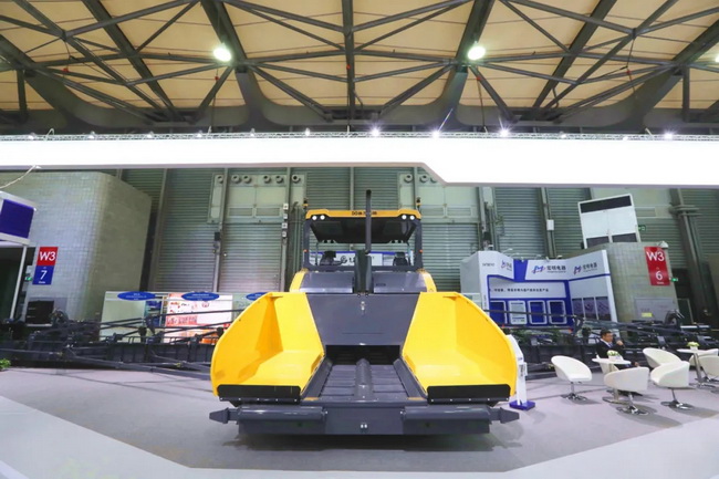 RP2405超寬攤鋪機采用機身高度可調整技術(shù)