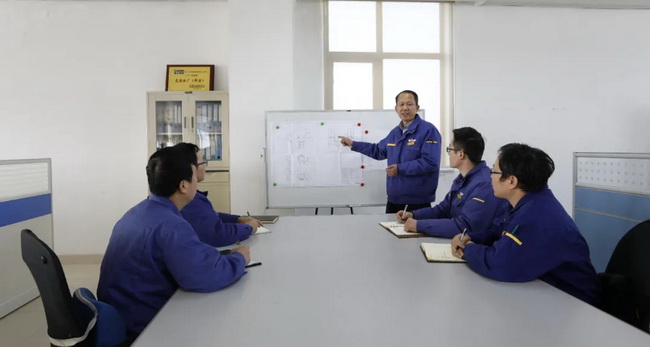 沈勇帶領(lǐng)徐工大噸位裝載機研發(fā)團隊