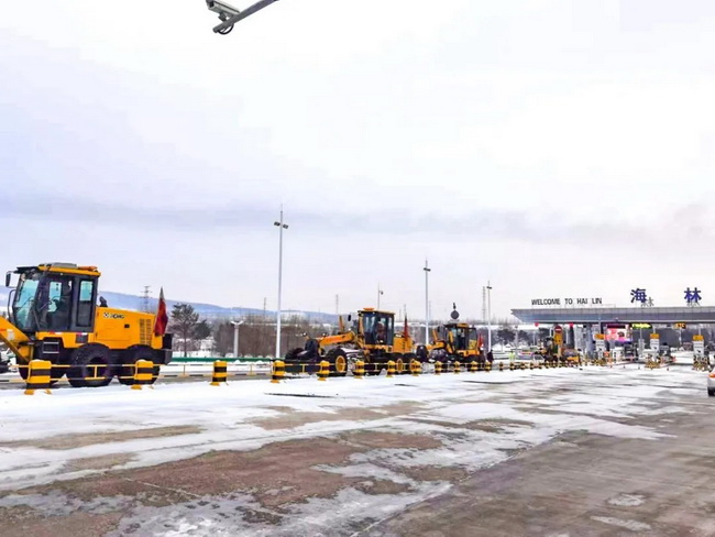 徐工平地機成群結隊的進(jìn)行除雪施工