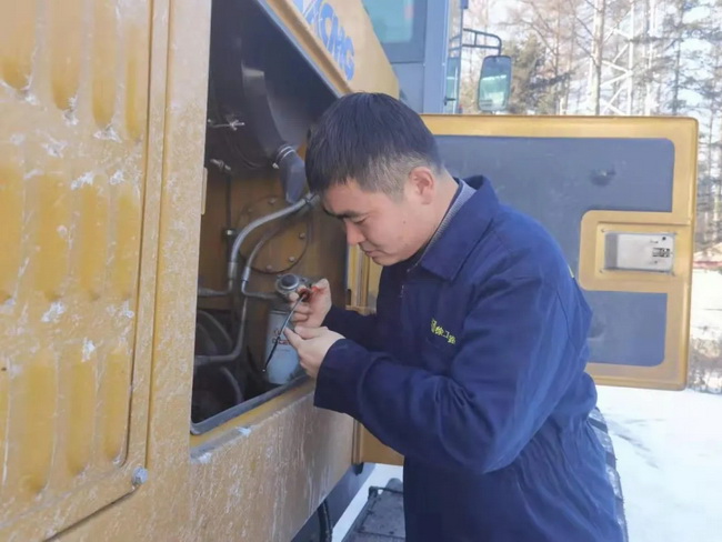 服務(wù)工程師針提前為除雪設備徐工平地機進(jìn)行的“戰前”保養