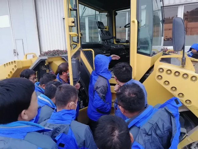 徐工道路機械培訓班理論與實(shí)操相結合
