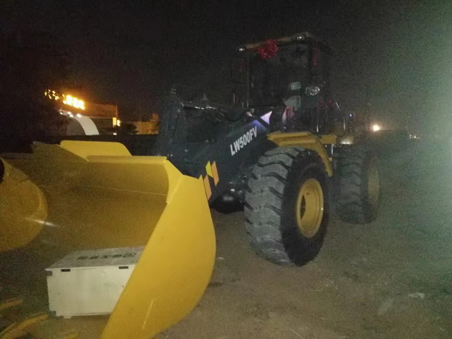 徐工裝載機LW500FV經(jīng)典車(chē)型再次助力大鄭州交通建設工程