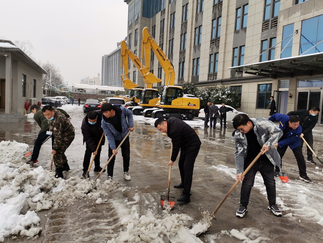 徐工裝載機在河南路友機械進(jìn)行除雪工作