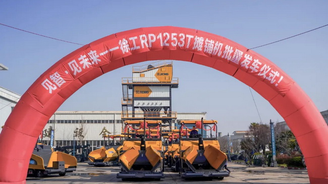 徐州用戶(hù)再提十臺徐工攤鋪機
