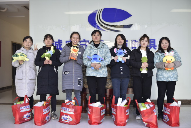 河南路友機械設備有限公司為女神們準備了精美禮品