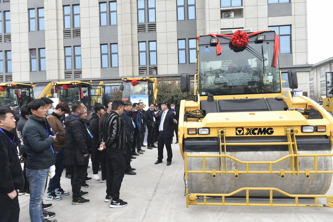 徐工壓路機現場(chǎng)展示