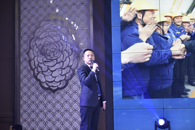 徐工鏟運機械事業(yè)部營(yíng)銷(xiāo)公司 黨總支書(shū)記宋慶龍 介紹徐工鏟運產(chǎn)品詳解 及活動(dòng)促銷(xiāo)政策
