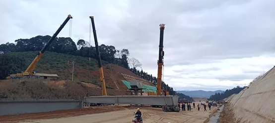 徐工百?lài)嵓壠鹬貦C邊坡防護施工 