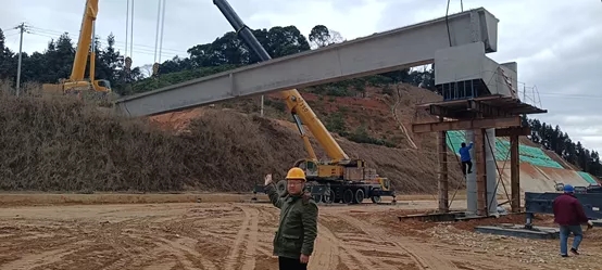 徐工起重機在莆炎高速執行吊裝任務(wù)