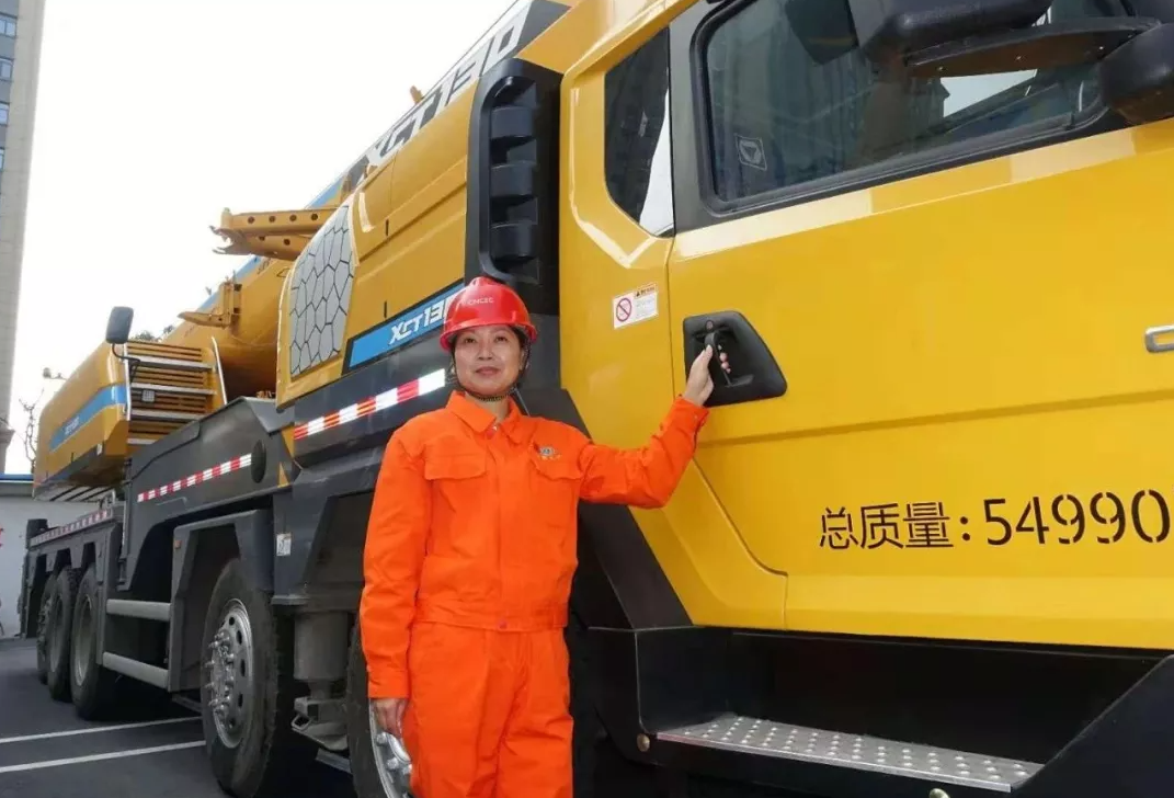 徐工吊車(chē)女司機