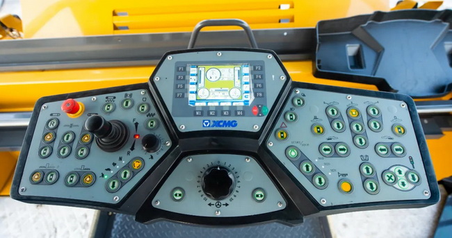 RP1855T攤鋪機采用新一代智能電控系統