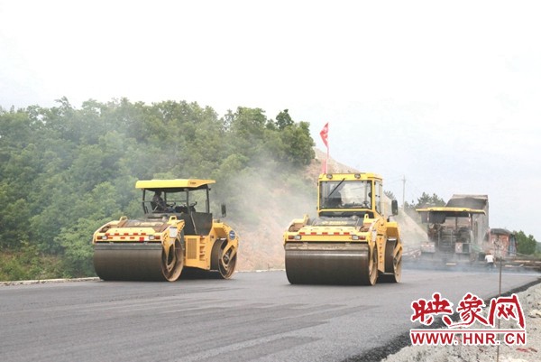 徐工無(wú)人駕駛壓路機設備助力河南鄭西高速公路施工