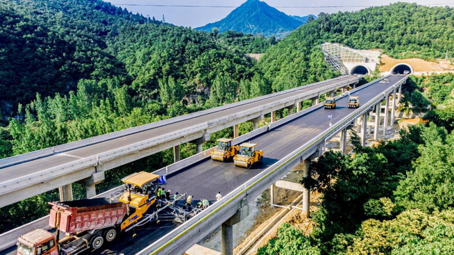 徐工無(wú)人集群道路機械在河南高速上首次進(jìn)行的無(wú)人化集群施工應用