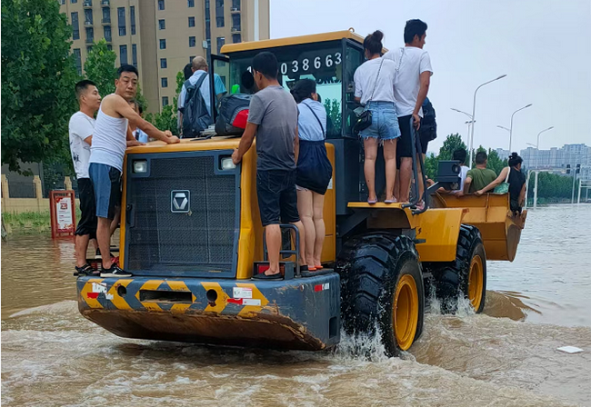 徐工鏟車(chē)現場(chǎng)救援被困群眾