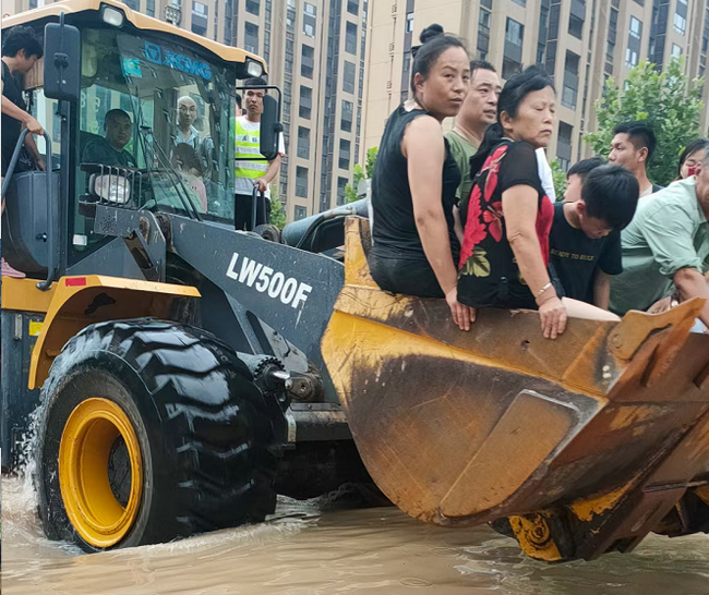 徐工鏟車(chē)為災區人民開(kāi)辟生命通道