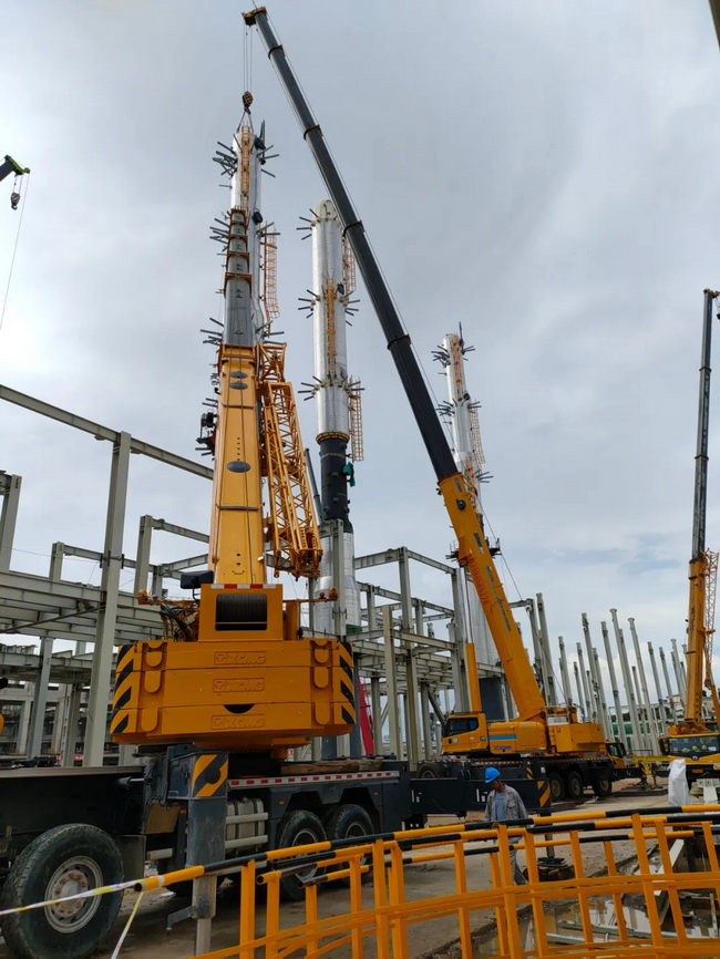 徐工起重機群強勢出擊榮耀助建云南通威4萬(wàn)噸高純晶硅一期項目 徐工起重機群強勢出擊榮耀助建云南通威4萬(wàn)噸高純晶硅一期項目