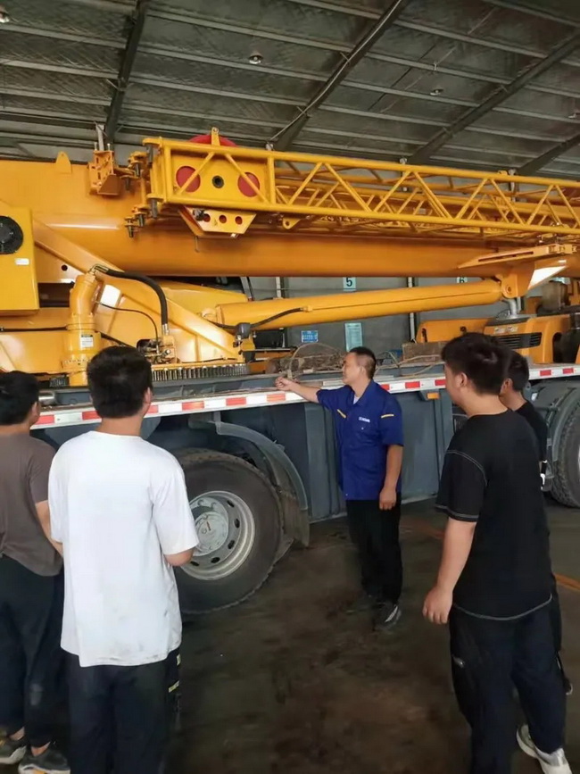 徐工起重機服務(wù)人員董師傅帶領(lǐng)團隊為客戶(hù)修車(chē)