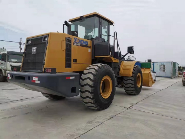 恭喜徐工LW550FV裝載機交付南陽(yáng)客戶(hù)