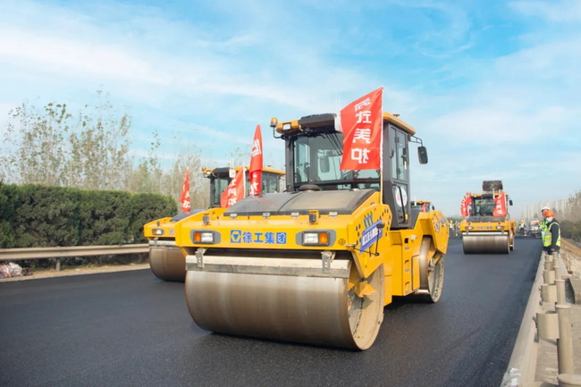 徐工無(wú)人駕駛壓路機淮徐高速公路智慧養護