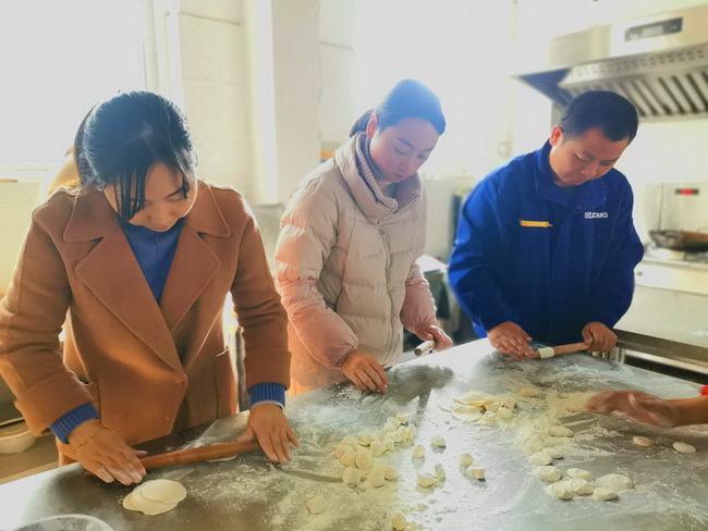 你搟皮，我來(lái)包，分工明確