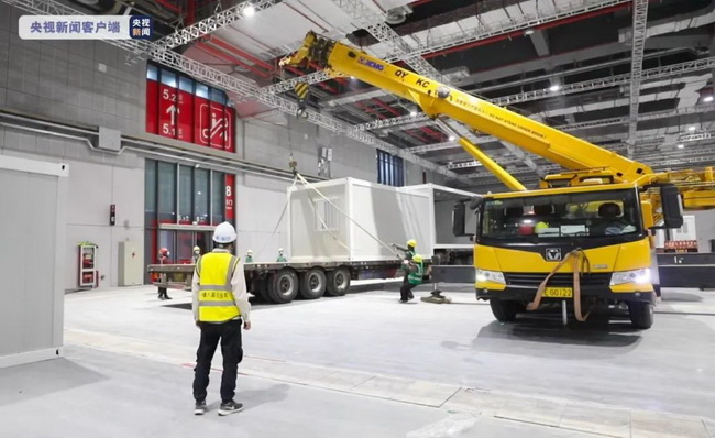 徐工起重機搶建上海方艙醫院