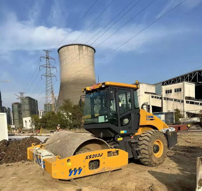 徐工壓路機援建江蘇省無(wú)錫市方艙醫院建設