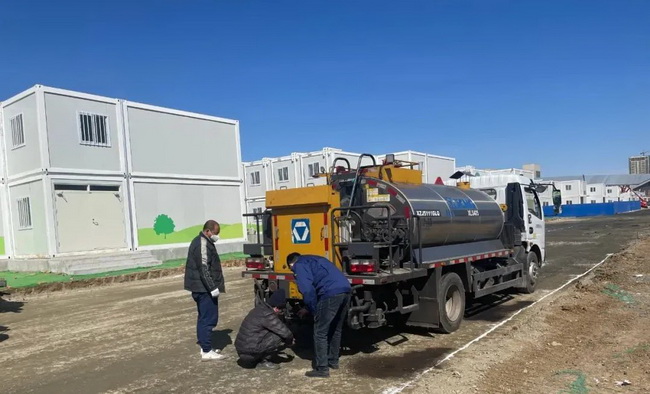 徐工瀝青灑布車(chē)XLS405正在進(jìn)行檢查