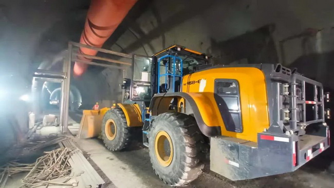徐工XC968-EV純電動(dòng)裝載機助力川藏鐵路建設