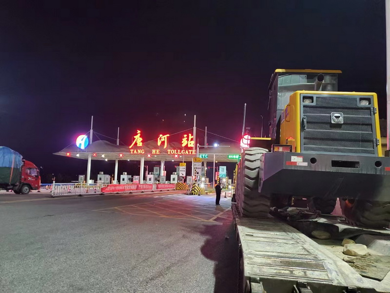 徐工LW500FV Super裝載機連夜交付唐河客戶(hù)使用