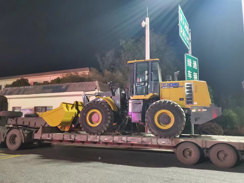 徐工LW500FV Super裝載機交付唐河客戶(hù)使用