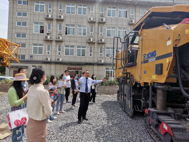 工作人員為客戶(hù)介紹徐工道路機械