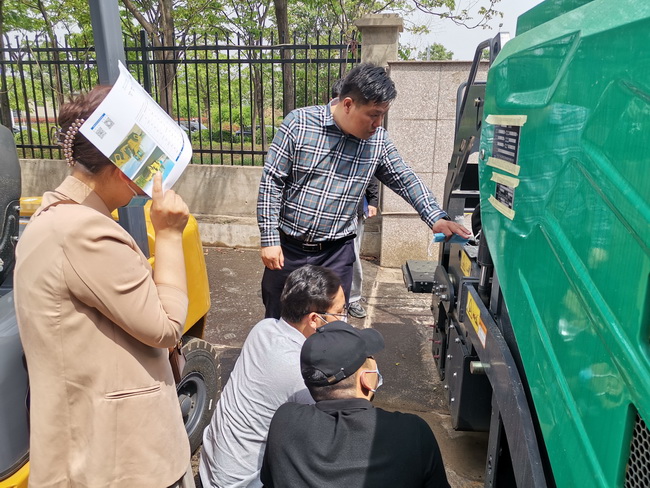河南路友機械設備有限公司徐工道路機械負責人李彬為客戶(hù)介紹徐工攤鋪機