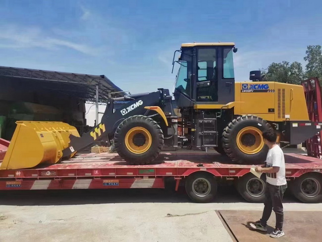 徐工350FV裝糧食專(zhuān)用車(chē)交付南陽(yáng)某糧食儲藏企業(yè)
