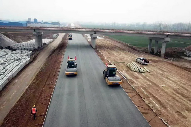 徐工成套化道路設備在許信高速施工
