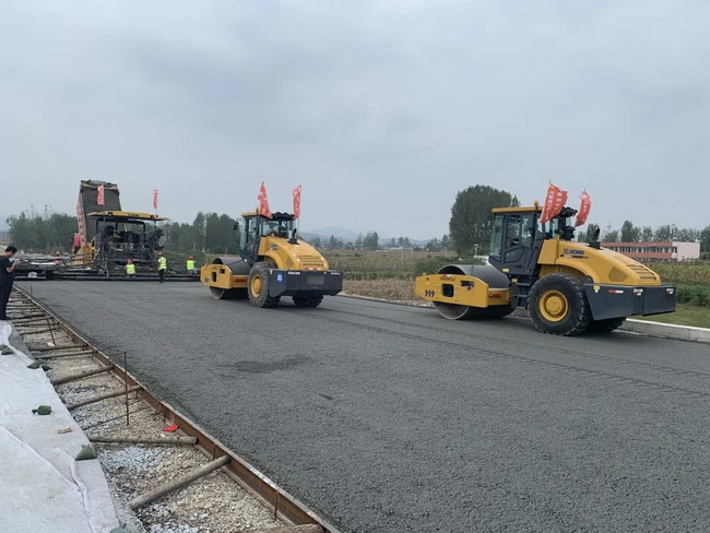 徐工成套化道路設備助力許信高速全線(xiàn)開(kāi)工
