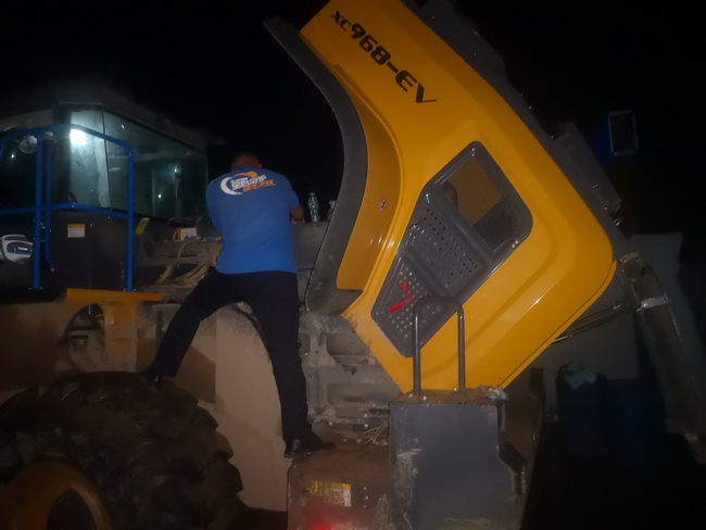 河南路友機械售后服務(wù)人員為客戶(hù)修車(chē)