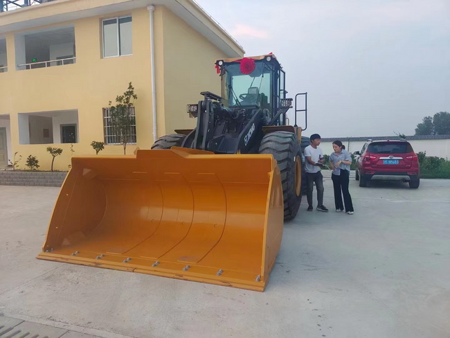徐工LW600FV Super交付南陽(yáng)客戶(hù)使用
