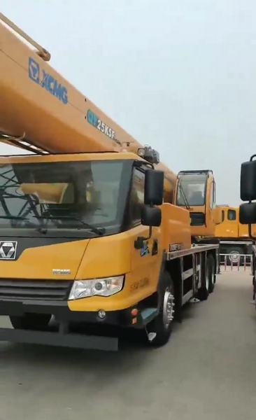 信陽(yáng)張總喜提徐工QY25K5F-1起重機